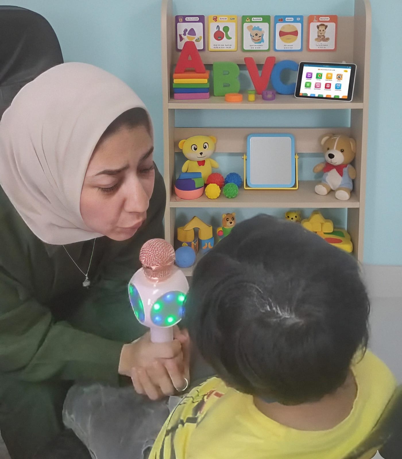 صورة من جلسة التكامل الحسي بمركز صوت الطفل