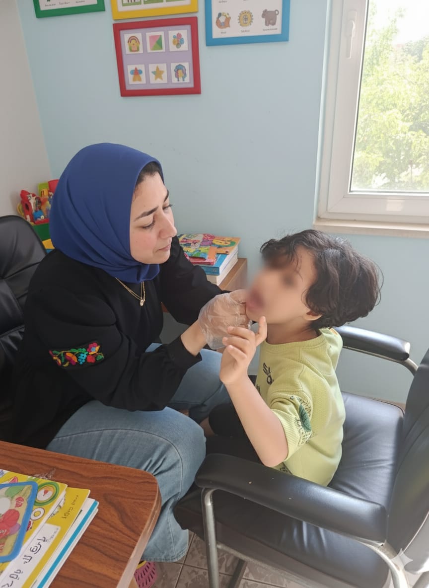 صورة من جلسة التكامل الحسي بمركز صوت الطفل